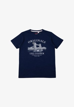 T-shirt bleu marine avec un motif blanc du Tower Bridge, texte "ORIGINALS", "LEE COOPER", et "London is in our jeans. SINCE 1908."