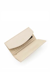 Lichtbeige leren portemonnee met een gestructureerde buitenkant, een klepafsluiting, meerdere kaartsleuven en een ritsvak binnenin.
