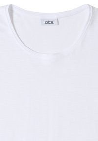 T-shirt blanc à col rond avec une petite étiquette rectangulaire portant l'inscription "CECIL" cousue à l'intérieur de l'encolure au dos.