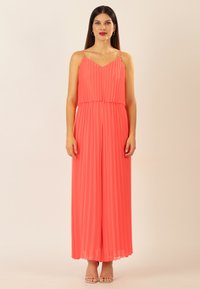 Mono coral plisado con tirantes finos, escote en V y cintura ajustada. Detalles plateados en los tirantes y diseño fluido de pierna ancha.