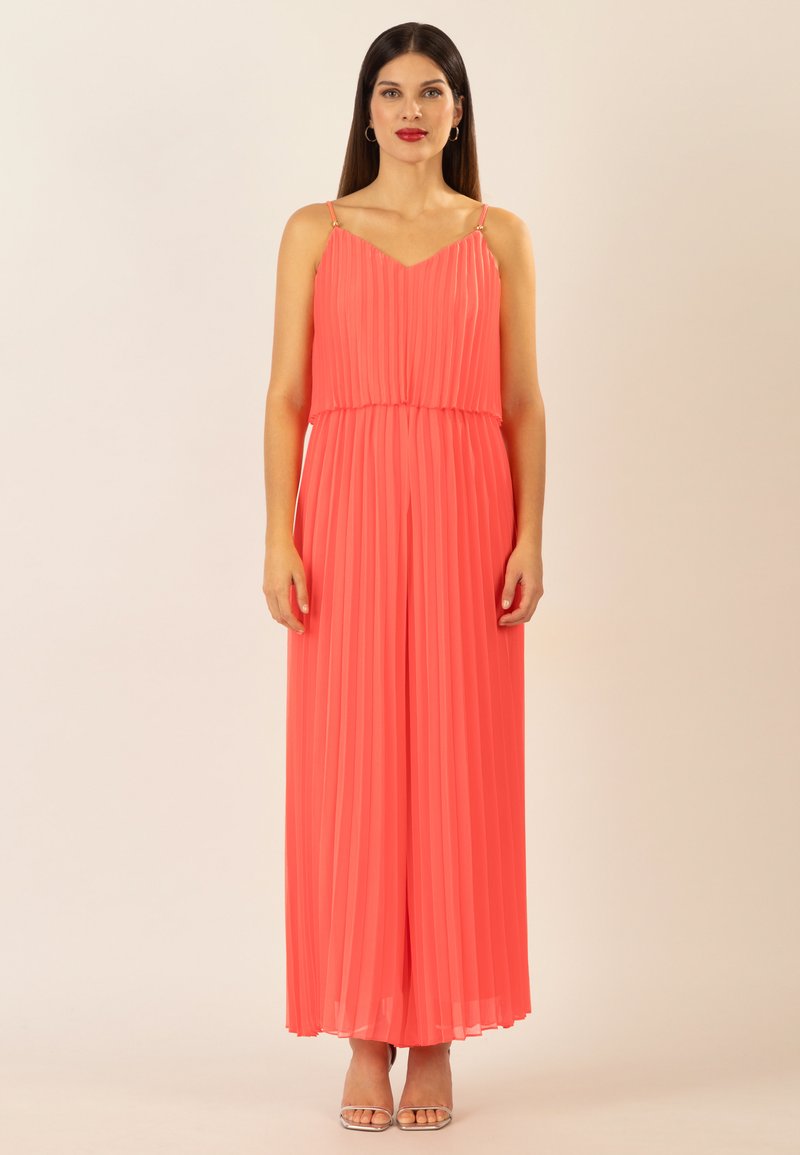 Mono coral plisado con tirantes finos, escote en V y cintura ajustada. Detalles plateados en los tirantes y diseño fluido de pierna ancha.