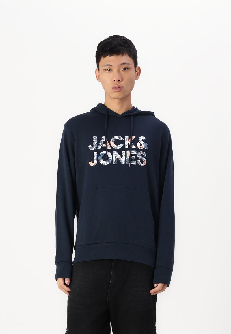 Dunkelblauer Hoodie mit einer frontalen Kängurutasche und einem grafischen Druck von "JACK&JONES". Verfügt über eine Kapuze mit Kordelzug und gerippte Bündchen.