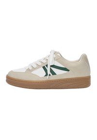 Sneakers z beżowym zamszem i białą skórą, zielonymi akcentami, grubą, brązową gumową podeszwą i białymi sznurowadłami. Perforowane detale na pięcie.