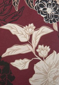 Maroontuch mit beigen Blumenmustern, die detaillierte Blätter und Blüten zeigen; enthält schwarze Akzente für Kontrast und Textur.