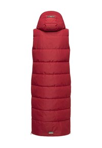 Gilet rembourré rouge avec capuche, présentant un design matelassé et des fermetures éclair en bas, fabriqué en tissu doux et lisse. Étiquette de marque visible.