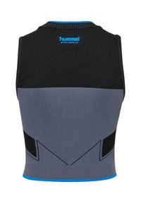 Zwart en grijs mouwloos sporttop met een blauwe halslijn, met een geometrisch ontwerp, geribbelde textuur en een logo op de achterkant.