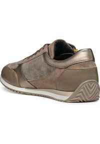 Chaussures de sport marron en suède et cuir texturé, avec un col rembourré, un système de laçage et une semelle en caoutchouc avec un motif de traction.