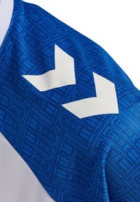 T-shirt de sport bleu avec un motif géométrique, accents blancs sur l'épaule et un tissu texturé.