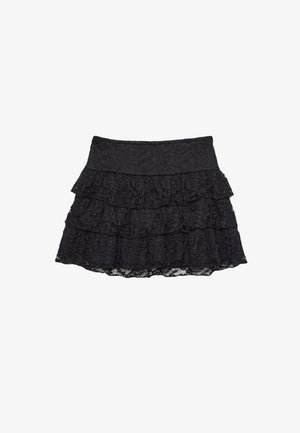 Černá krajková sukně s vrstveným volánkovým designem, texturovanou tkaninou a elastickým pasem, navržená tak, aby spadala nad kolena.