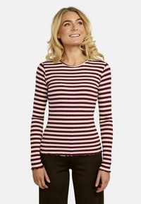 Vybrané, plum creme stripe