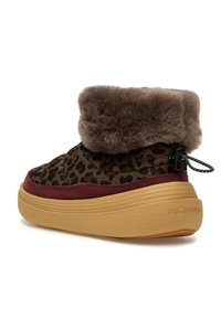 Stivaletto a stampa leopardo con risvolto in pelliccia sintetica marrone, dettagli in bordeaux e suola gialla texturizzata, dotato di cordino in gomma nera sul retro.