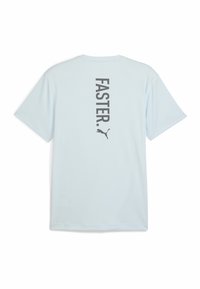Lysblå kortærmet t-shirt med "FASTER." trykt lodret i sort på ryggen, med et lille sort Puma-logo. Glat tekstur.