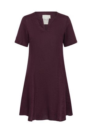 Robe trapèze de couleur prune à manches courtes avec un col en encoches et un tissu doux et léger, présentée à plat sur un fond blanc.