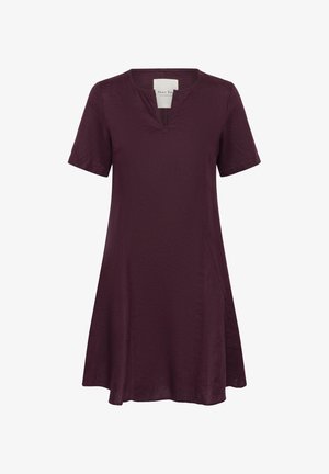 Lühikeste varrukatega ploomivärviline A-lõikeline kleit, millel on sälguga kaelus ja pehme, kerge kangas, seatud lamedalt valge tausta vastu.