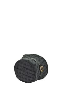 Borsa in tessuto cilindrica nera con texture a motivo e dettaglio della fibbia dorata sul lato, esposta su sfondo bianco.