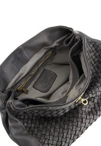 Zwarte leren tas met een geweven textuur, gouden ritsvak en grijze stoffen voering. Beschikt over een binnenzak. Elegant en functioneel ontwerp.