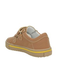 Chaussure en cuir marron au design bas, avec des coutures légères et une semelle en caoutchouc texturée dotée d'une bande d'accent jaune. Fermeture à bandes Velcro.