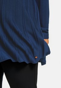 Samoon Sweter