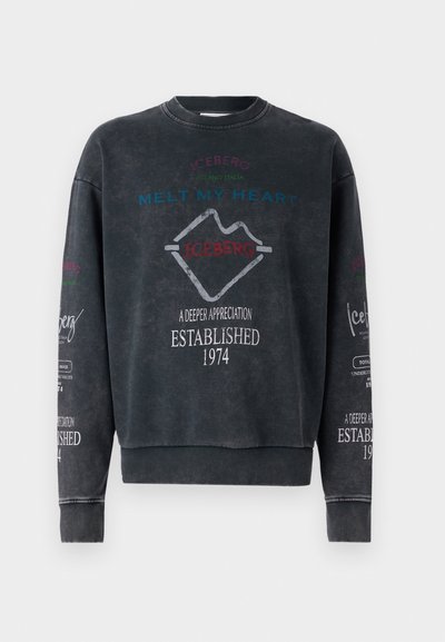 Sweatshirt noir à col rond, avec des textes et logos colorés. Les matériaux semblent doux ; les manches et l'ourlet sont côtelés pour ajouter de la texture.