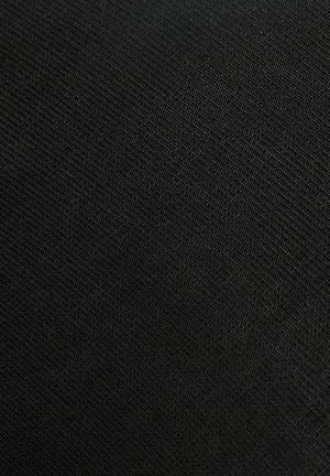 Záber zblízka na čiernu tkaninu s hustou tkanou štruktúrou a jemným diagonálnym vzorom.