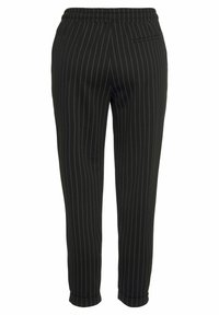 Czarne spodnie w prążki o luźnym kroju, elastycznym pasie i mankietach. Posiadają jedną tylną kieszeń i gładką fakturę tkaniny.