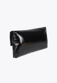 Crna sintetička kožna rectangularna torbica s sjajnim završetkom i mekanom teksturom, s preklopnim dizajnom i bez vidljivih metalnih dijelova.