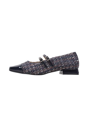 Zapato plano con parte superior de tela texturizada en azul marino con motas de colores múltiples, puntera de charol negra y dos correas decorativas.