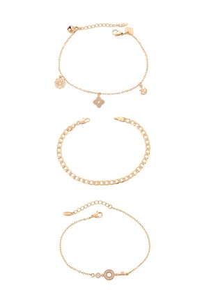 Trei brățări din lanț de aur: sus, cu pandantive în formă de floare și pasăre, mijlocul fiind un lanț gros tip curb, jos un design delicat cu pandantive în formă de cheie și gem.