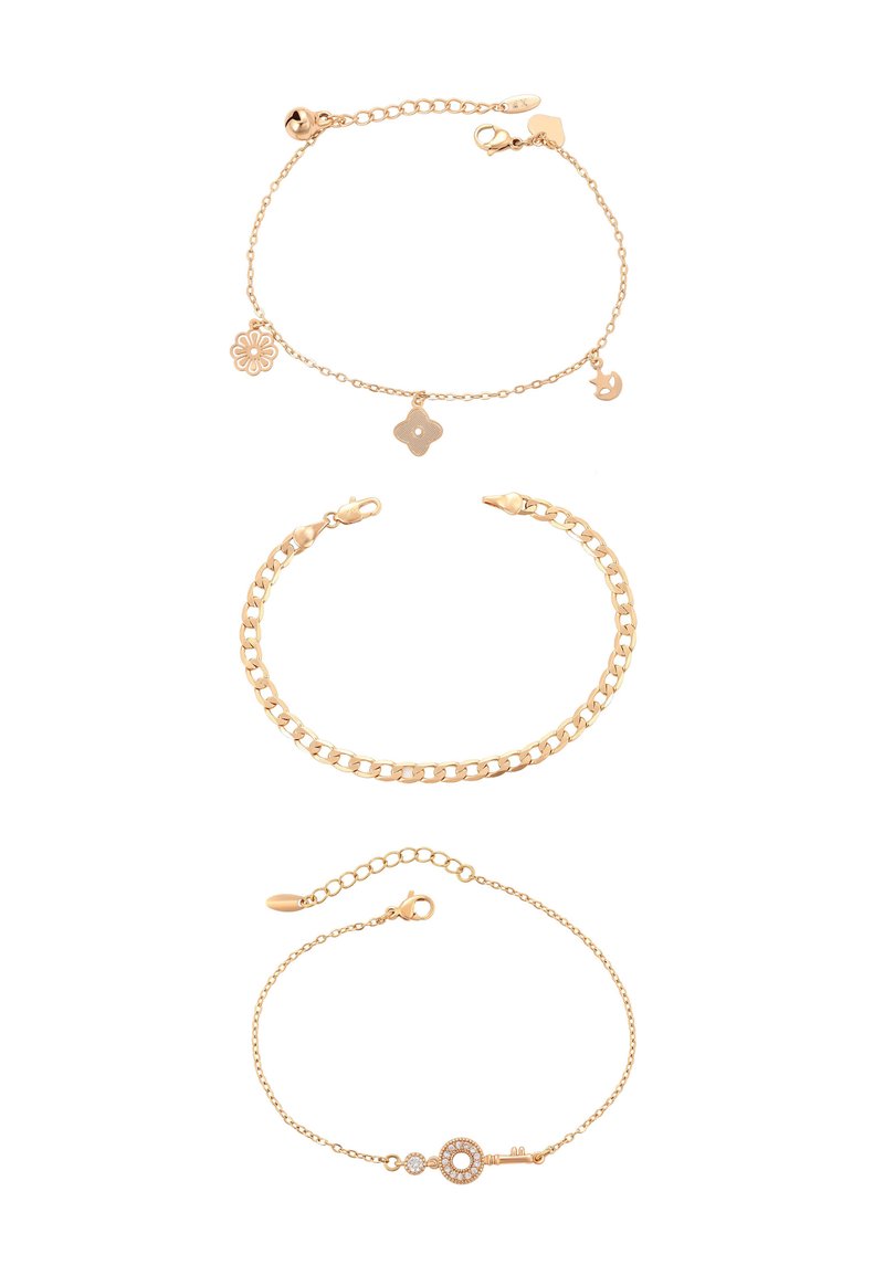 Trei brățări din lanț de aur: sus, cu pandantive în formă de floare și pasăre, mijlocul fiind un lanț gros tip curb, jos un design delicat cu pandantive în formă de cheie și gem.