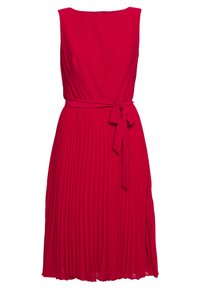 Červené bezramínkové šaty s dobře padnoucím korzetem, plisovanou sukní a uvázaným páskem v pase. Hladká textura, délka po kolena.