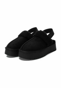 Scarpe slingback nere con platform, caratterizzate da una morbida tomaia in fleece testurizzato, suola in gomma solida e cinturino elastico per una vestibilità sicura.