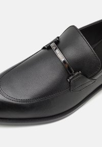 BOSS TAYIL GRPRHW - Paelteta kingad - black