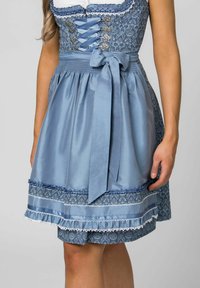 Blaue Dirndl mit gemustertem Mieder, Satinrock und gerafftem Saum. Akzentuiert mit einer Schleife in der Taille und dekorativem Spitzenbesatz.