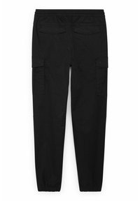 Pantalon cargo noir avec taille et poignets élastiques, comprenant deux poches à rabat à l'arrière et deux grandes poches latérales à rabat, présenté de dos.