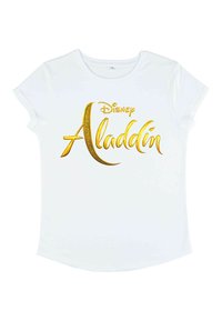 Bílý tričko s krátkým rukávem, na kterém je zlatý text Disney Aladdin, zvýrazněný zakřiveným, stylizovaným písmem a dekorativními akcenty.