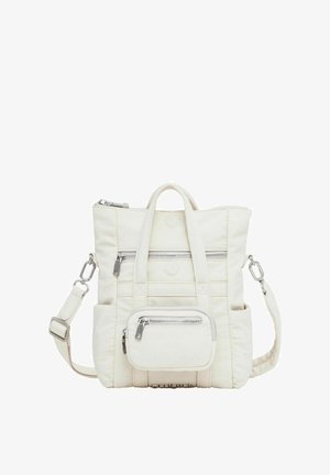 Bolsa de tela blanca acolchada con dos asas superiores, una correa de hombro ajustable, bolsillos con cremallera en la parte frontal y un pequeño bolsillo delantero con herrajes de metal.