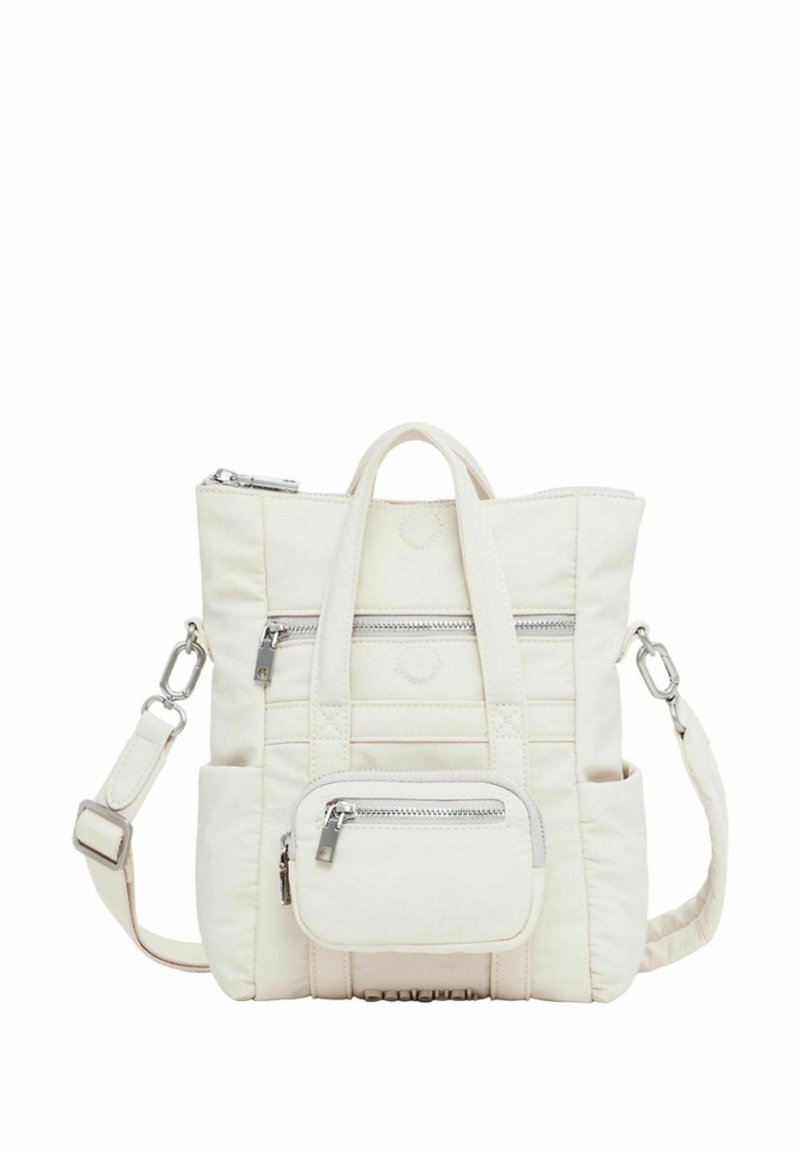 Weiße steppierte Stofftasche mit zwei oberen Griffen, einem verstellbaren Schultergurt,Front-Reißverschlussfächern und einem kleinen Frontbeutel mit Metallbeschlägen.