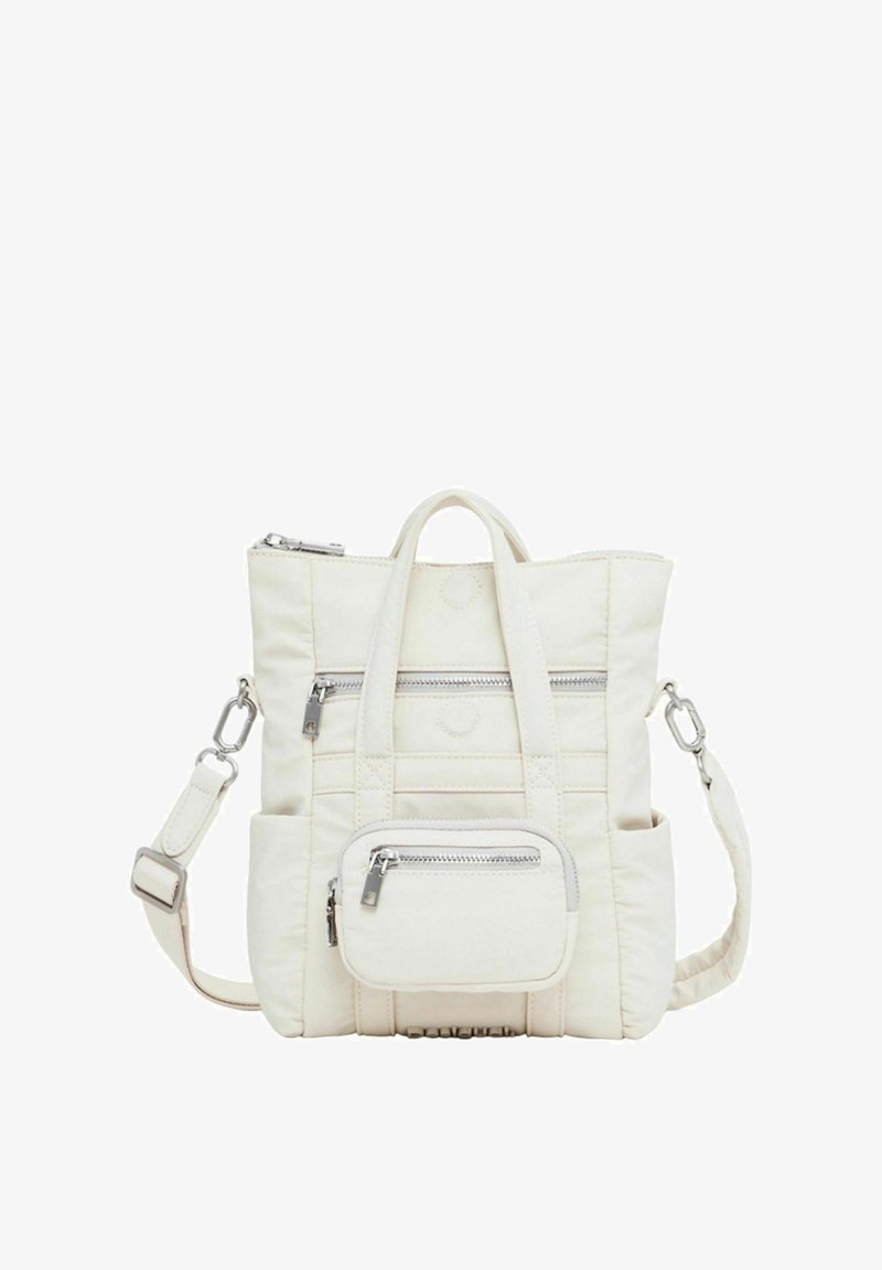 Witte gequiltte stof tas met twee handvatten aan de bovenkant, een verstelbare schouderband, voorzakken met rits en een klein voorvak met metalen hardware.