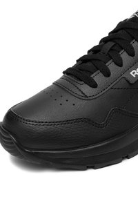 Czarny tenisówka wykonana z teksturowanej skóry z gładkim czubkiem, perforacjami dla lepszej przewiewności oraz czarnymi sznurówkami. Posiada boczne logo.