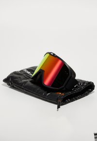 Sorte skigoggles med store, spejlede linser som skifter fra rød til grøn. Inkluderer en sort polstret opbevaringspose. Har en robust ramme og justerbar strop.