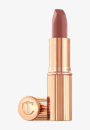 Matte Mauve Lippenstift mit spitzem Ende in glänzendem rose-goldenem Röhrchen, mit passendem Deckel, der mit dem "CT"-Logo geprägt ist, daneben platziert.