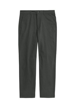 Pantalones rectos de color gris oscuro con presillas para cinturón, cierre frontal con botones y bolsillos laterales, mostrados planos sobre un fondo blanco.