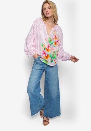 Hellrosa gestreifte Bluse mit Blumenmuster; blaue Jeans mit weitem Bein; legere Sandalen; lockere Passform; fließende Ärmel; strukturierter Stoff.