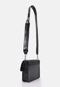 HVISK CAYMAN POCKET TRACE - Torba čez telo - black
