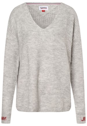 Hellgrauer Strickpullover mit V-Ausschnitt, langen Ärmeln und rotem "Tommy Jeans"-Logo auf den Bündchen sowie im Halsbereich innen.