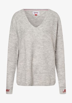 Pull en maille gris clair à col en V avec manches longues et logo "Tommy Jeans" rouge sur les poignets et l'étiquette intérieure du col.