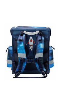 Blauer Rucksack mit einem Raketenmotiv, ausgestattet mit atmungsaktiven gepolsterten Riemen, mehreren Fächern und reflektierenden Akzenten. Hergestellt aus strapazierfähigem Stoff.