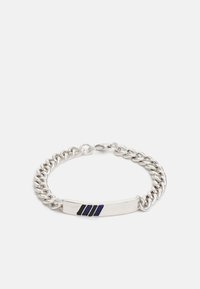 Pulseira de corrente prateada com uma barra plana com três linhas texturizadas em preto e azul. A corrente possui um design interligado e suave.