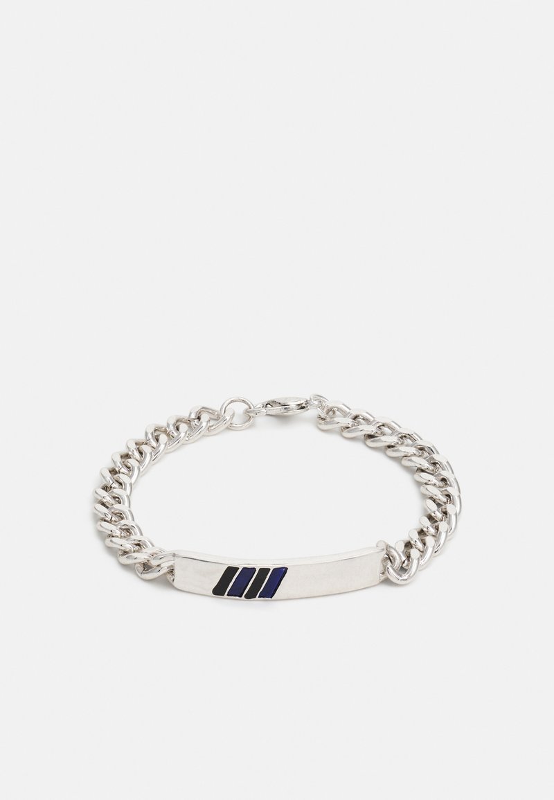Pulseira de corrente prateada com uma barra plana com três linhas texturizadas em preto e azul. A corrente possui um design interligado e suave.