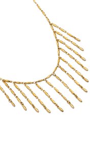 Collana in tono oro con link allungati e un design a cascata. Ogni segmento si restringe a una punta, creando un effetto a strati.